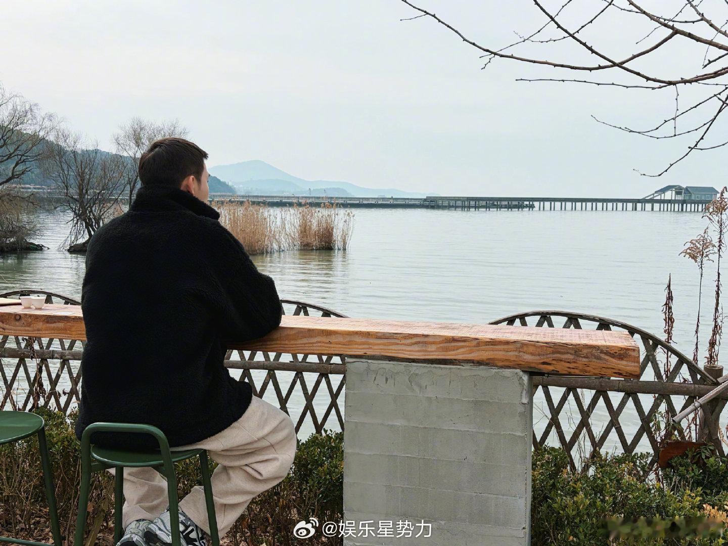 张彬彬寸头返场张彬彬剃了寸头 谁懂啊！寸头张彬彬也太man了  湖边氛围感直接拉