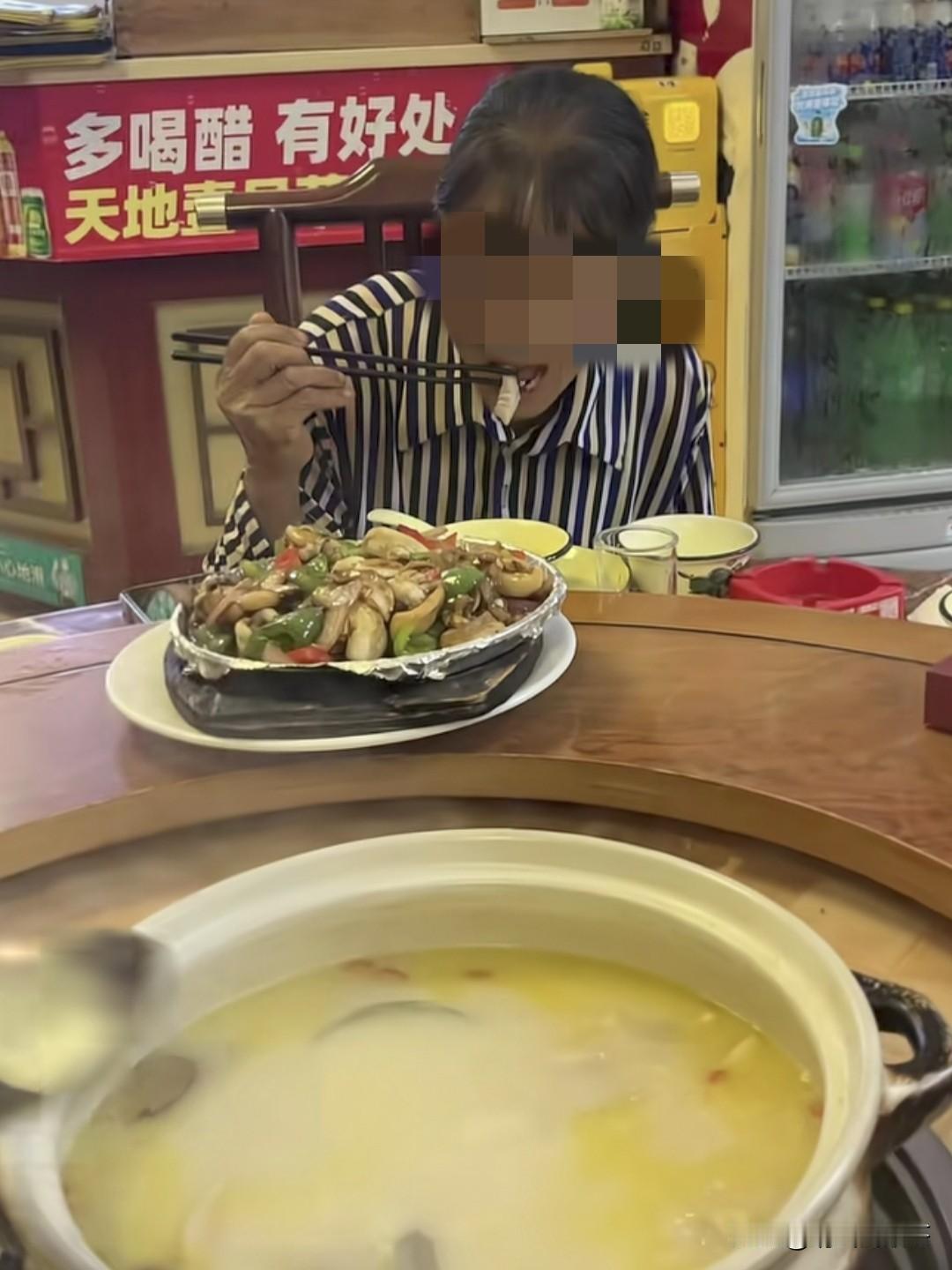 一位博主请自己的妈妈吃饭，结果发现妈妈坐在那里很拘束，吃菜的时候小心翼翼的，就像
