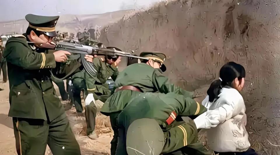 1995年在一简易刑场，年仅20岁的女犯穿着白毛衣被押赴刑场枪决，法警严格执行判