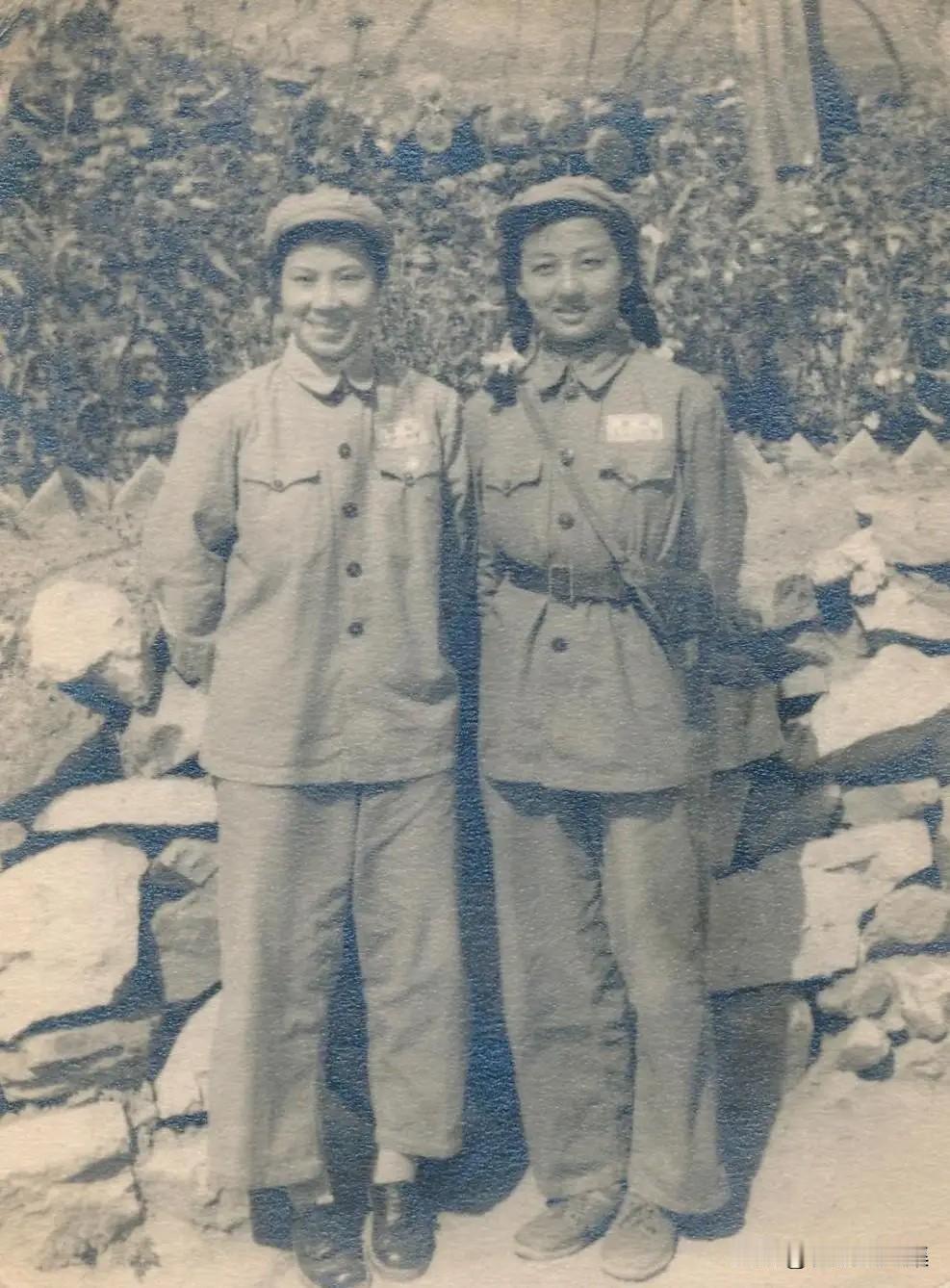 1953年，徐玉兰和大弟子唐月瑛在朝鲜慰问演出期间合影。当时尽管条件极其艰苦，但