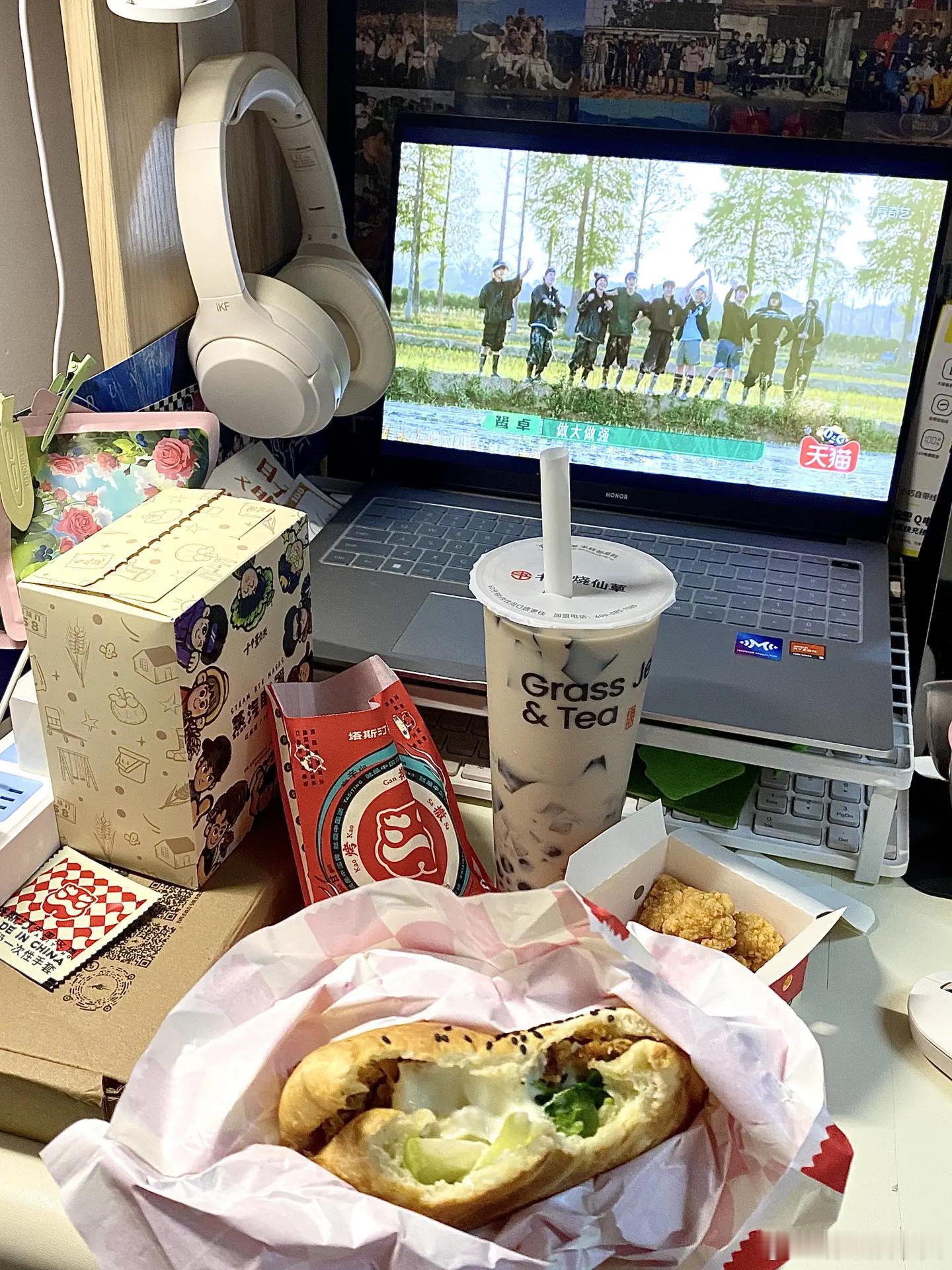 在星光未现的夜，偶然翻开一档综艺《种地吧十个勤天饭搭子》，仿佛穿越回那片熟悉的田