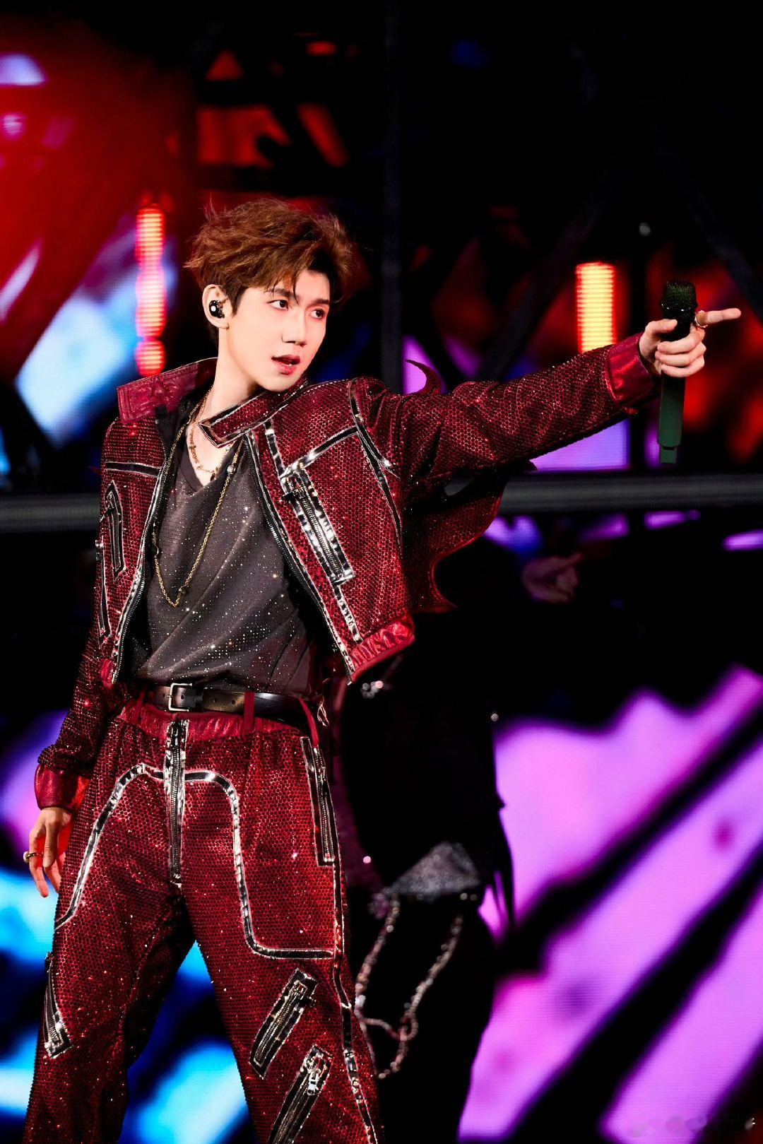 王源内娱甜豆鼻祖的含金量 就是内娱甜豆祖师爷吧，舞台上每个表情每个动作都又帅又可