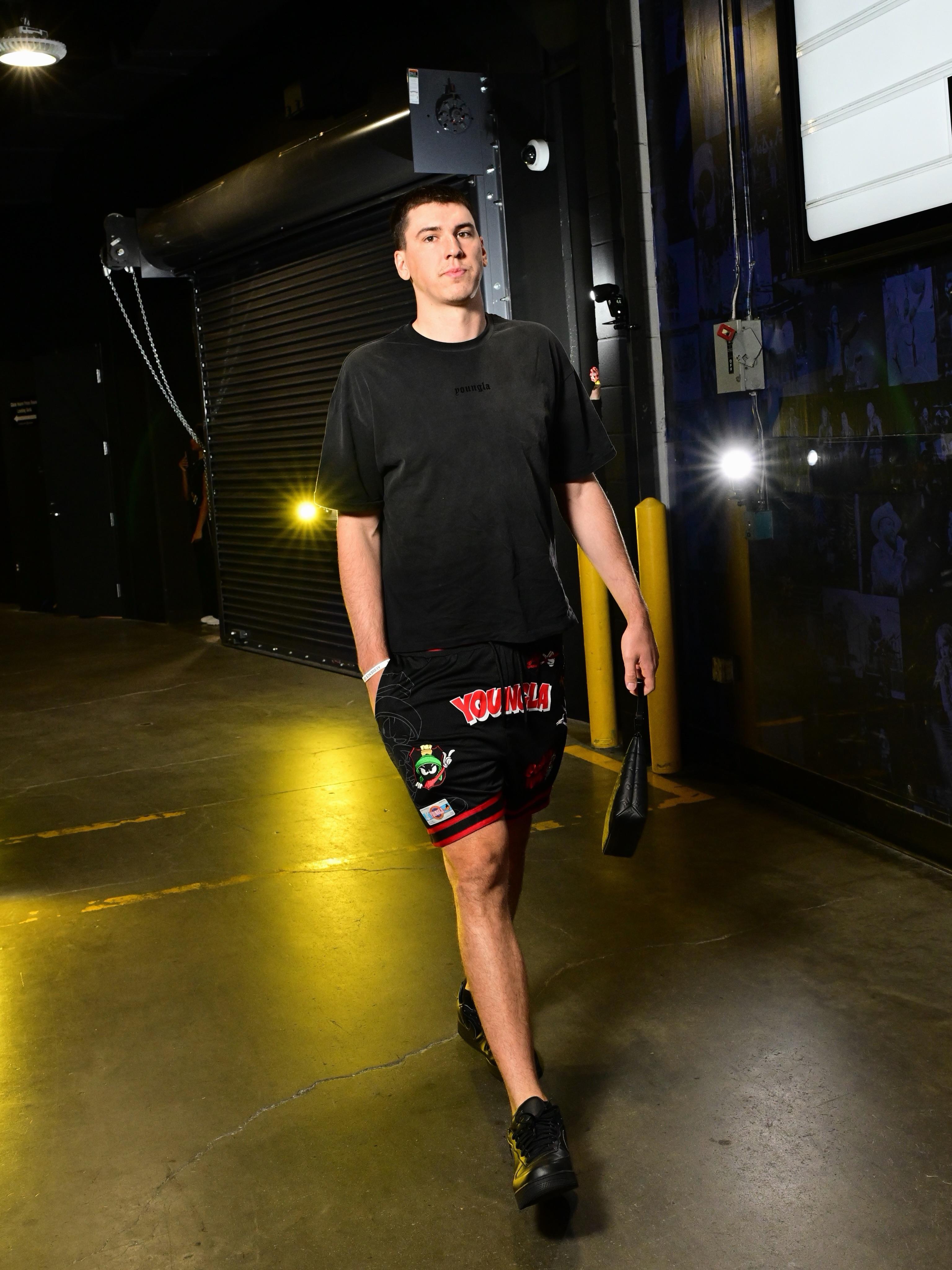 早日康复！杰克-拉拉维亚Ins晒个人穿搭照与球迷分享
