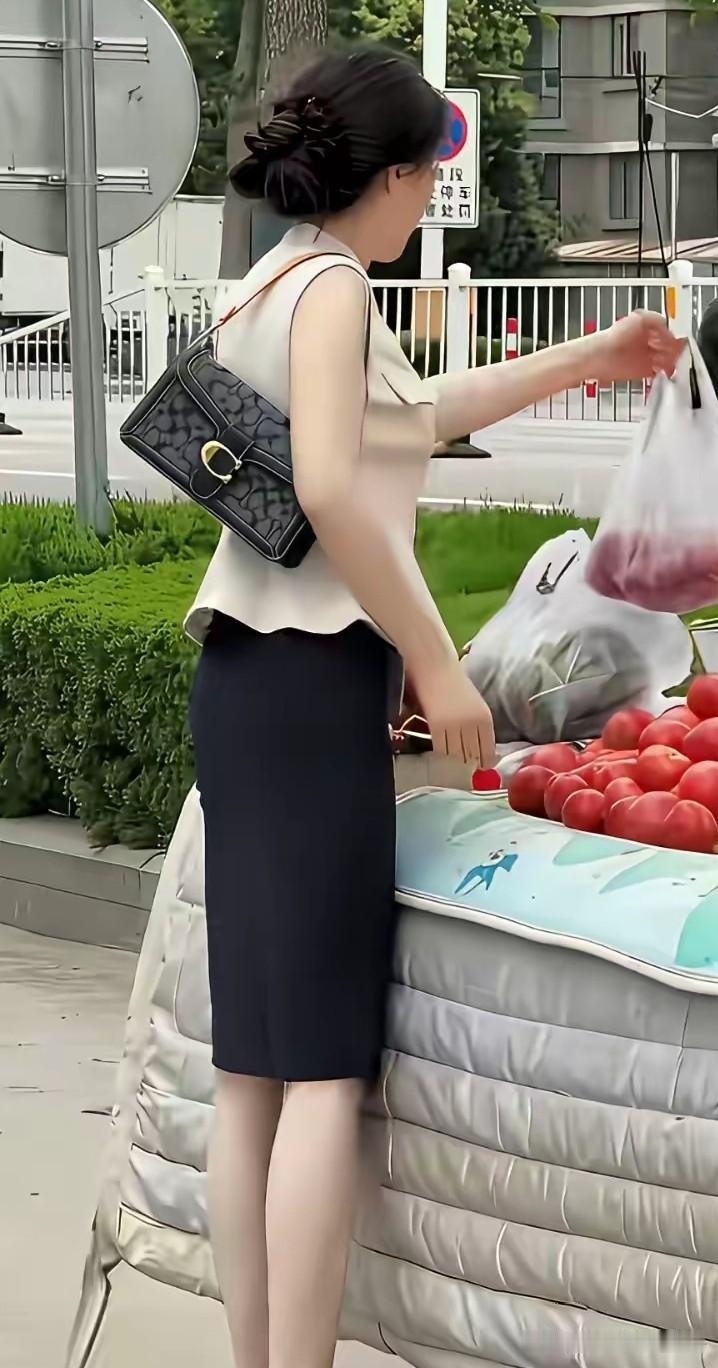 这么有气质的女人，她为什么会在这买菜，搞不懂