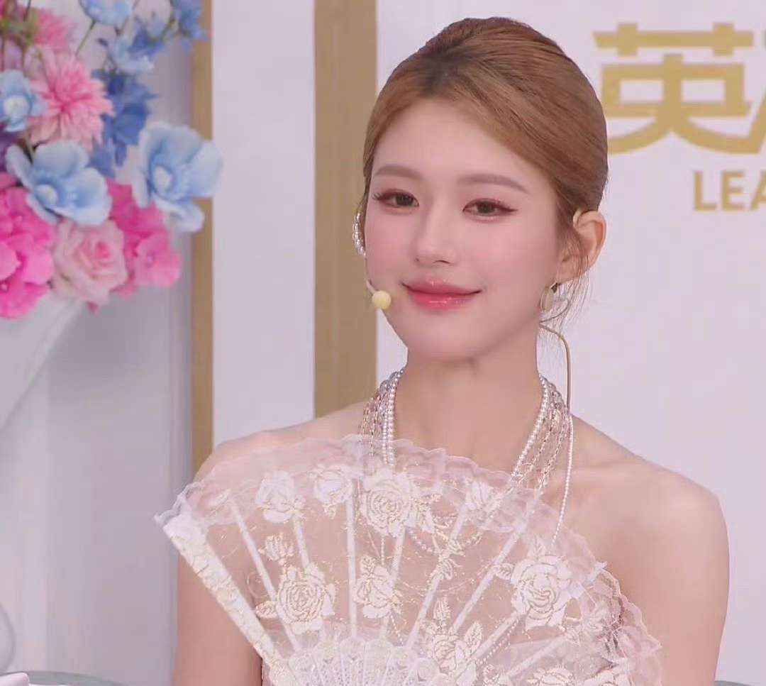 赵露思直播造型和虞书欣直播造型，95花双TOP今晚太美了！ ​​​