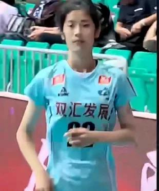 朱婷的妹妹朱佳荟
随队参加全锦赛
在河南女排的参赛名单中
出现了朱佳荟的名字。