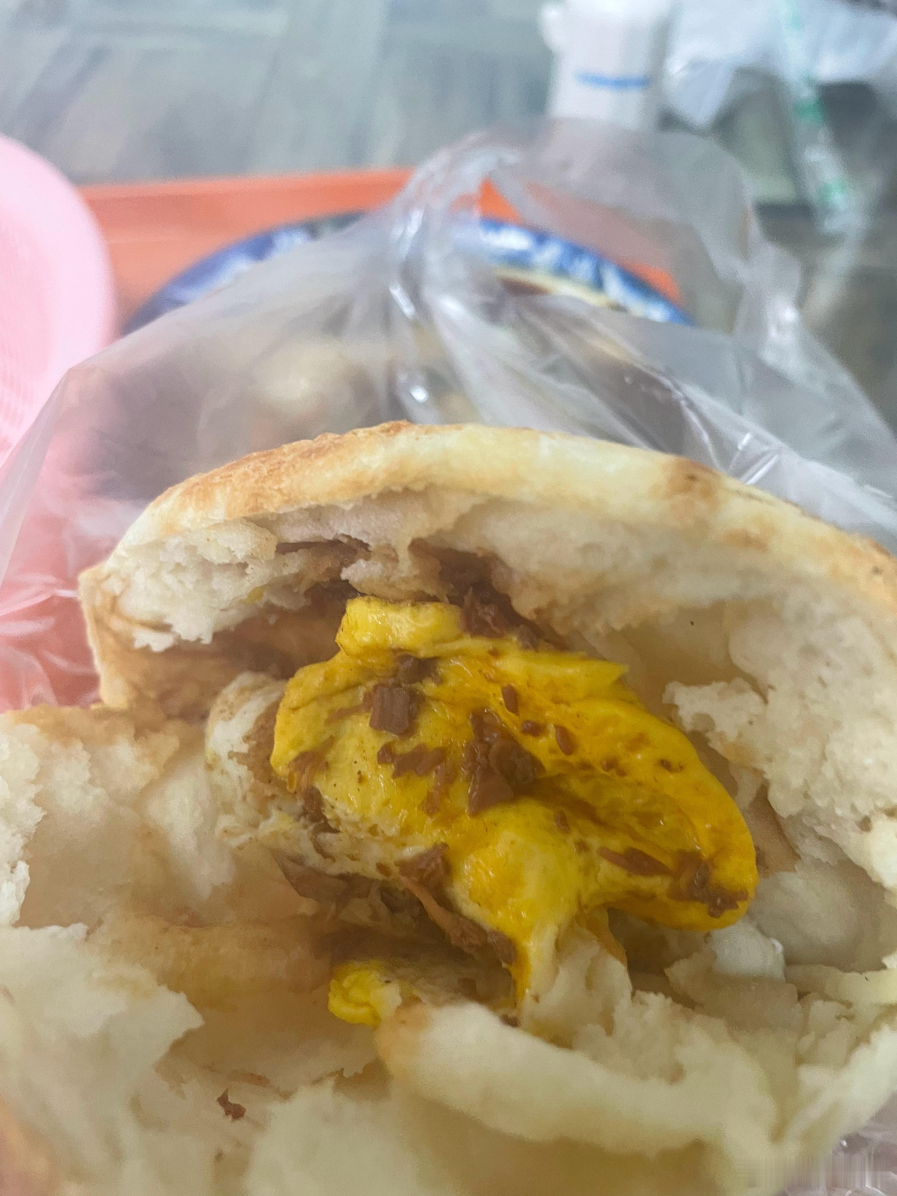 好久好久没吃豆腐脑了豆腐脑配鸡蛋火烧美味的很 