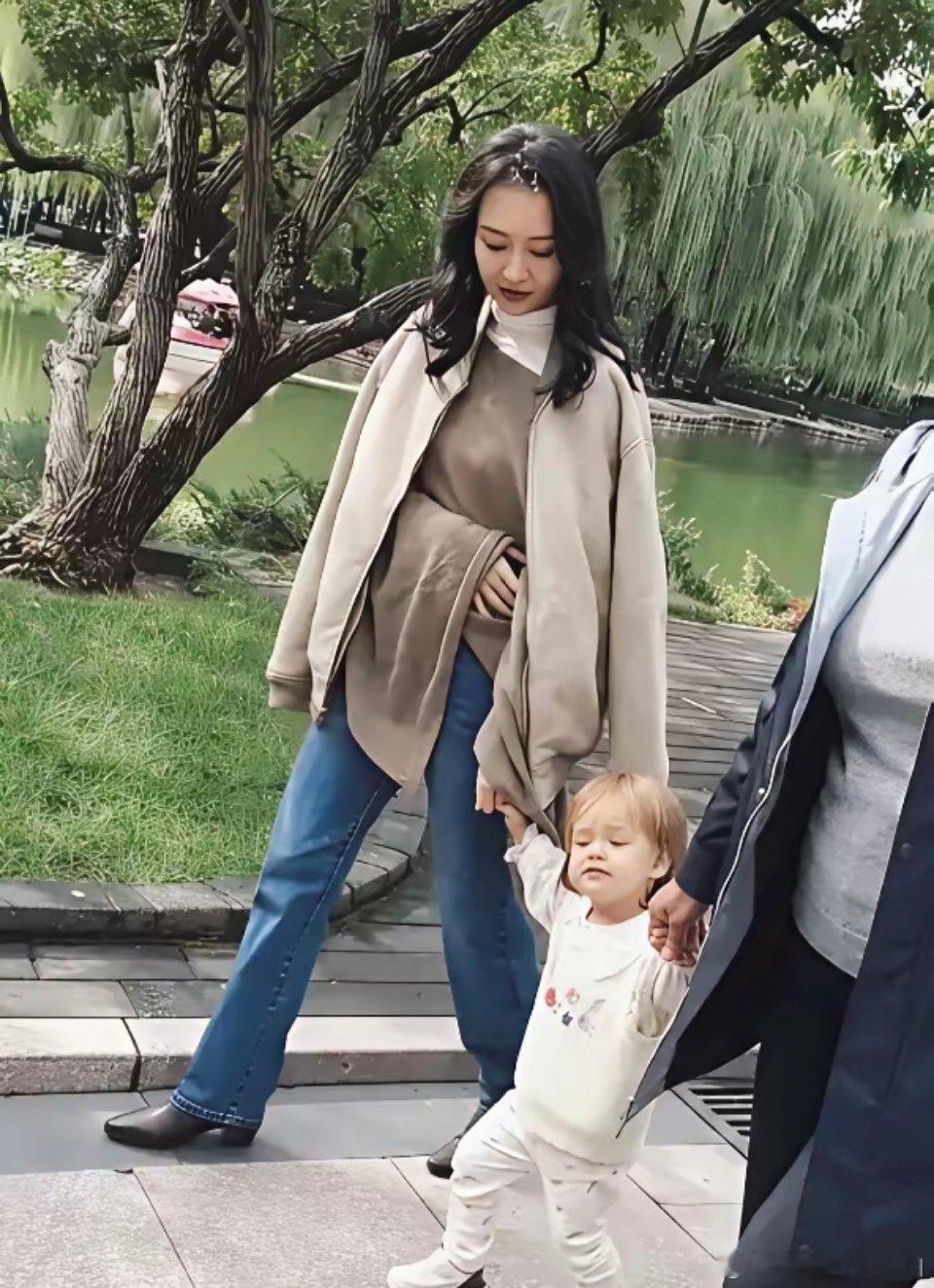 王鸥女儿那一头黄发，到底怎么回事？有人说像混血，但更多人盯着那侧脸，说跟何九华简
