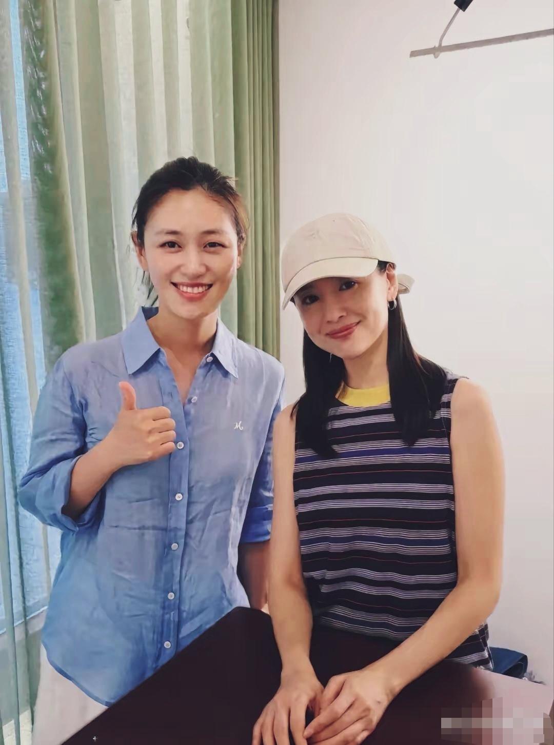 网友在阿那亚董洁新店试营业现场的合影。
作为店铺店主。董洁一身休闲私服，低檐帽子