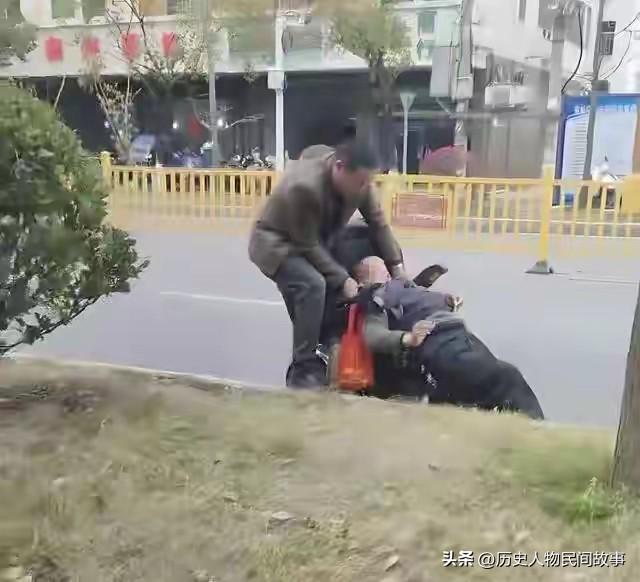 太懂这种心寒了。
明明是出于好心、出于职业本能伸手帮一把，最后反而被缠上、被怀疑