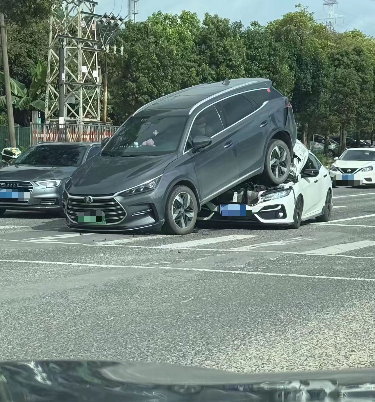 这怎么上去的？追尾能有这种效果？[费解][费解][费解] ​​​
