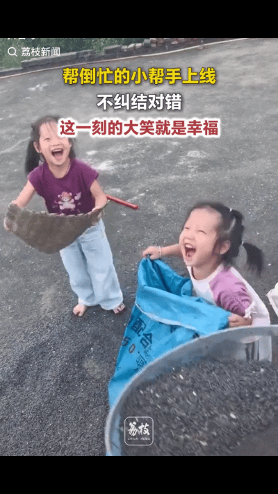 “破防了！”湖南，一宝妈带着两个女儿收菜籽，两个女儿也要帮忙，小女儿抻袋子，大女