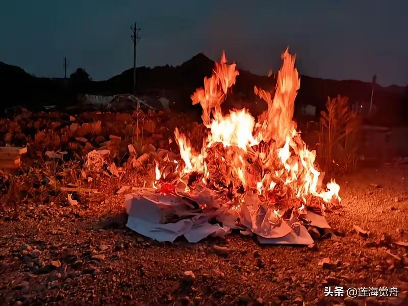 上坟和不上坟过的是两种不同的人生。你一定要记住，上坟和不上坟过的是两种不同的人生