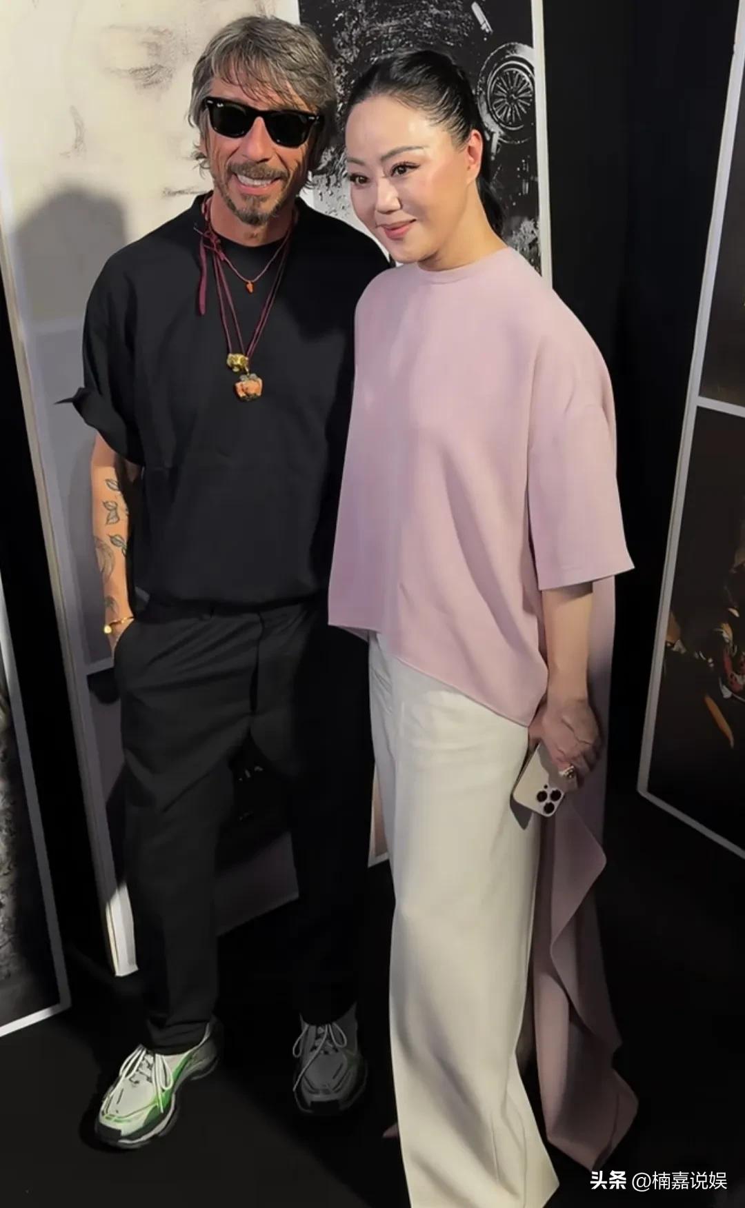 63岁的章小蕙，在巴黎时装周看秀后和品牌设计师同框，生图可比她视频里真实又漂亮多