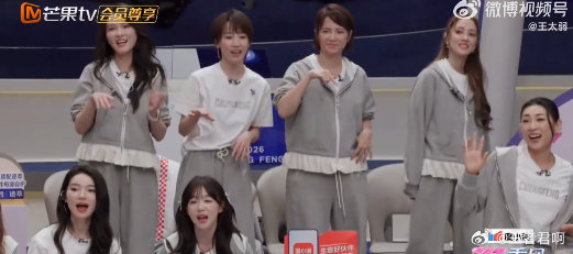 谢楠好像在孩子看文艺汇演 谢楠表情 母爱如山浪姐一公小考现场，谢楠完全沉浸在李小