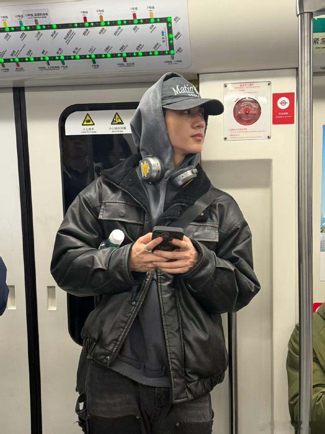 上次坐地铁打工的艺人还是梓渝声鸣远扬在微博开年终派对声鸣远扬 坐地铁来扫楼的艺人