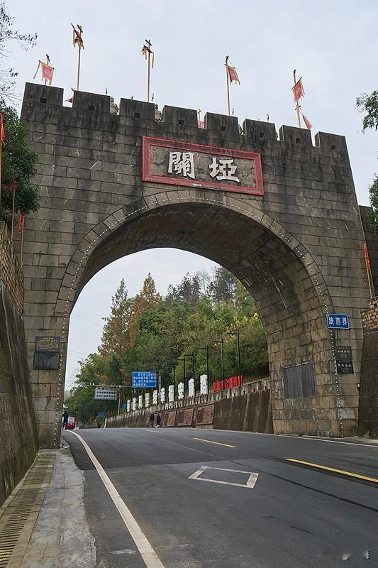 请你对下联 看到“踏春夏秋冬路”这个上联，我一下想到两个不错的下联。一个是“行东