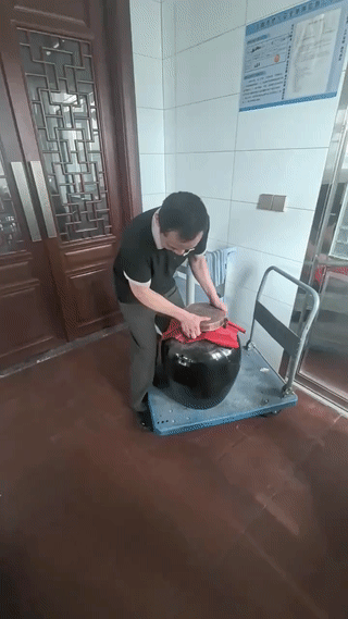 虽然早就猜到他肯定是会打破酒坛？
但是看到最后还是觉得很好笑。
真是可惜了这一大