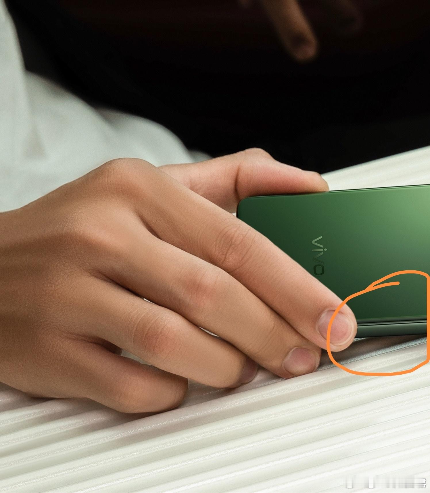 vivo X Fold5这次放出的图片除了这个翠翠的绿色之外，铰链部分是磨砂设计