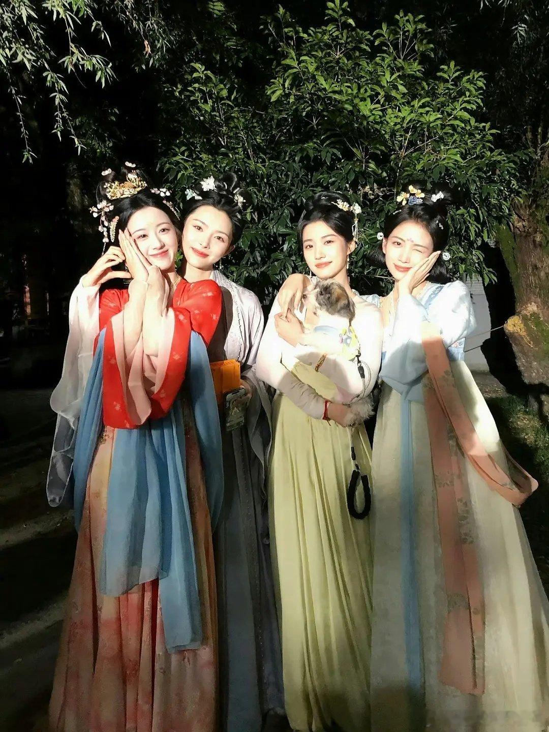 卢昱晓发了她和包上恩和另外两个小女孩儿的合照，这四个人是认识吗？而且感觉四个人都