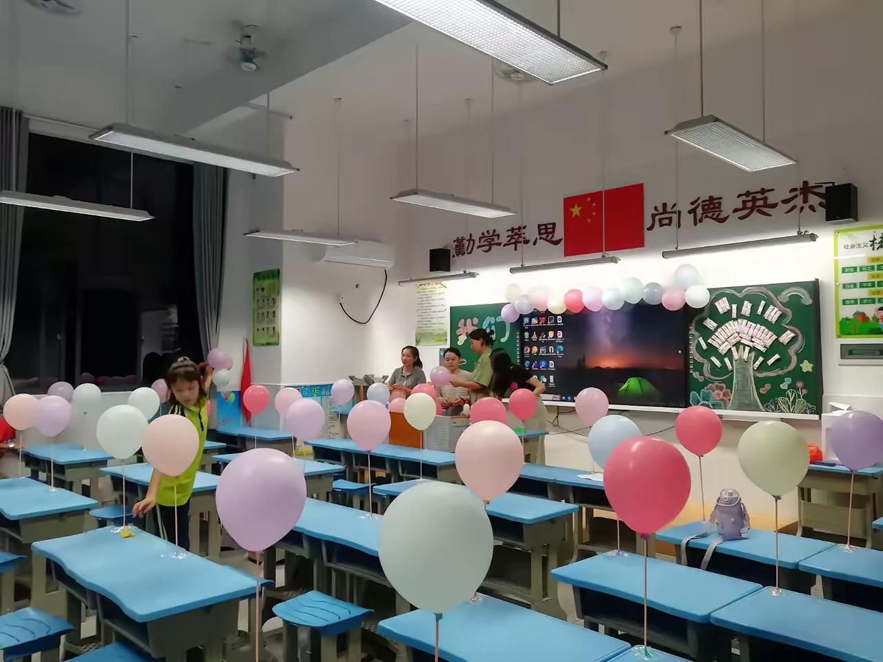 新生入学率低可能导致教师岗位调整，但大规模下岗可能性较低。2024 年全国小学在