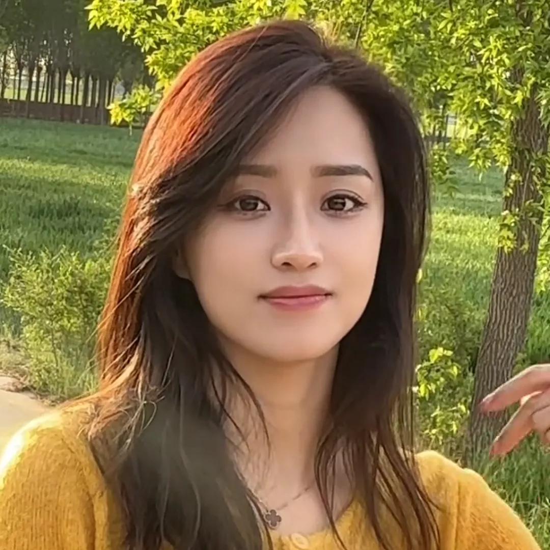 春日暖阳下，少女笑靥如花🌸春日赏花照 阳光白裙少女 阳光少女照 花海少女照 秋