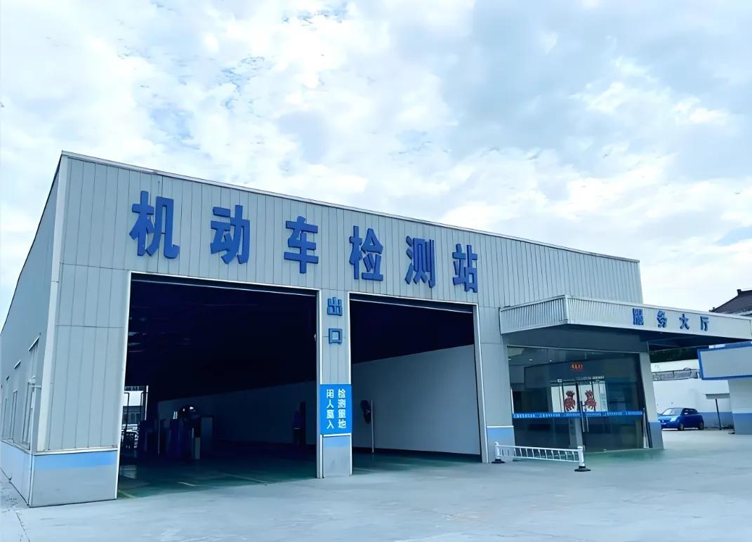 昨天下午去审车，尾气不合格。检测站让去指定的M站维修解锁，M站收费检测后，今天再