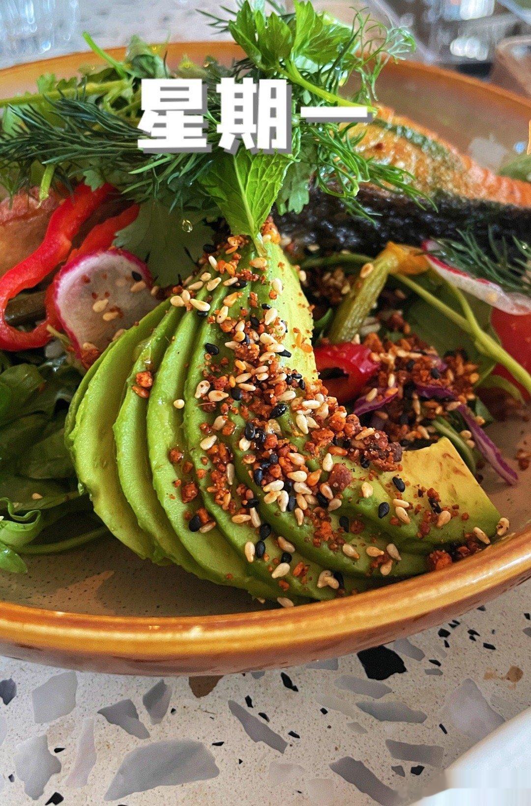 通过运动减肥，并不适合所有人，尤其是体重特别大的，会增加心脏的负担而发生猝死。运