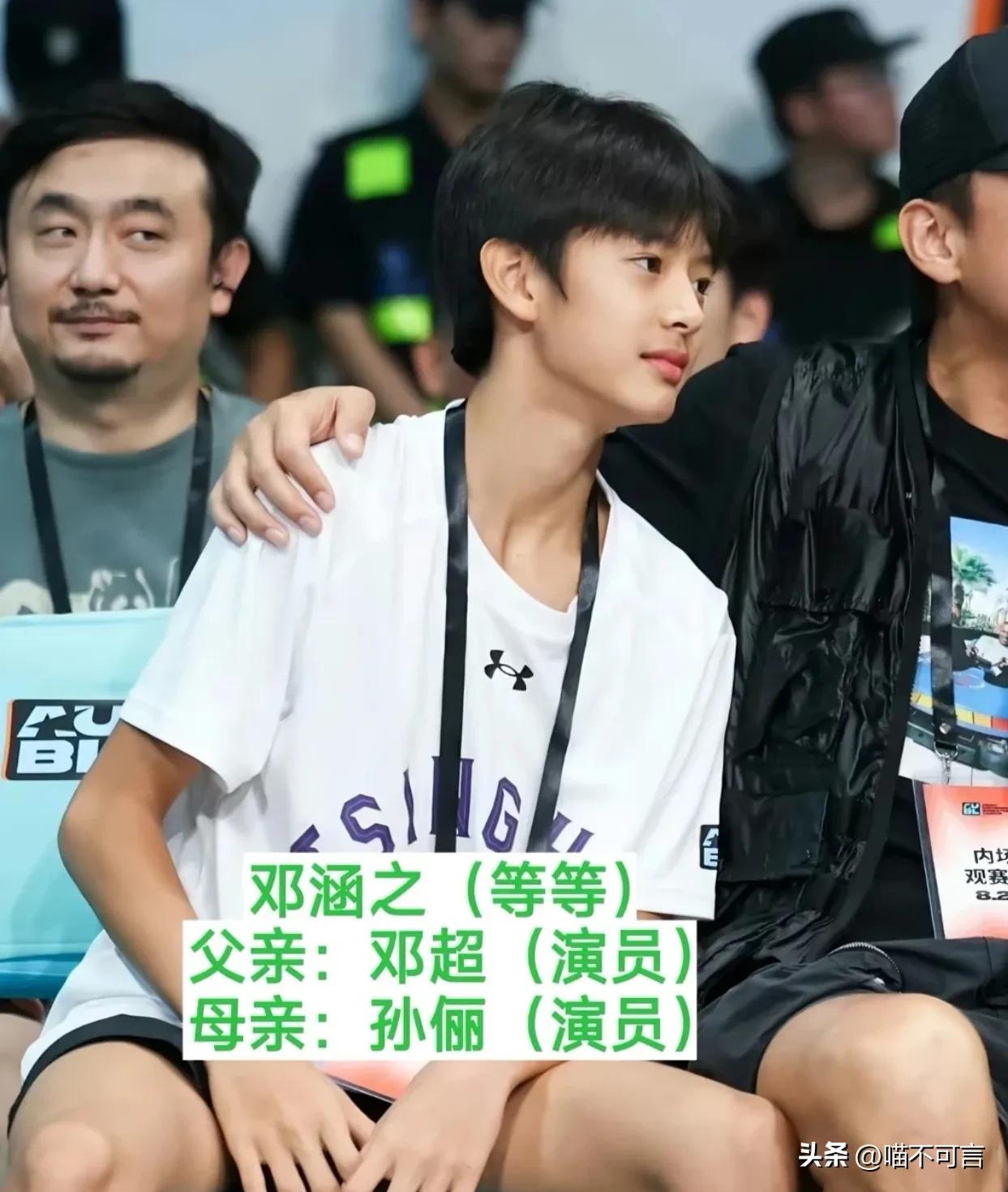 星二代悄悄长大了
褪去小时候的稚气
自带明星父母的基因光环