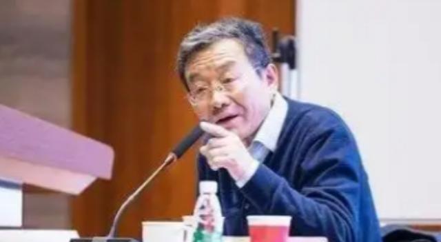 复旦大学教授王德峰曾作出一番尖锐判断：如今中国人再次出现孙中山所说的“一盘散沙”