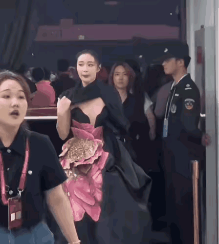 高叶这是真伤心了，走一路哭一路，完全控制不住啊！不过其实输给赵丽颖，也不亏吧 ​