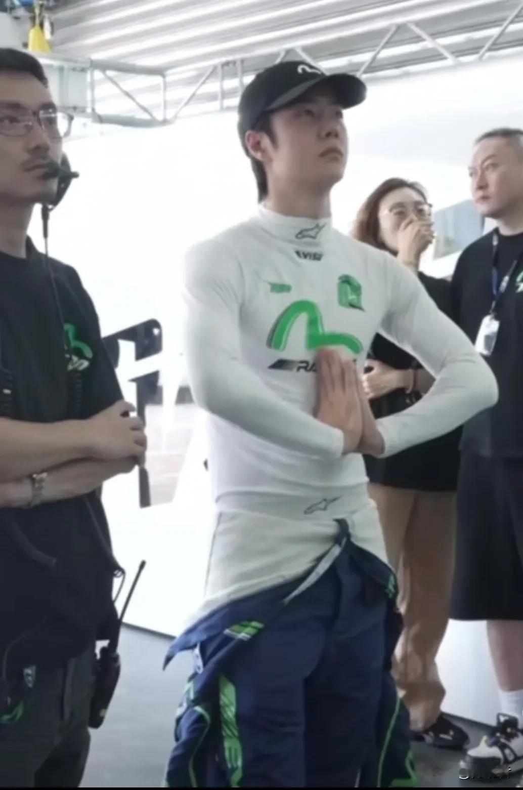 来吧！跟着一博做运动！学会了吗？能做到和一博一样的动作吗？秀一下吧[呲牙]