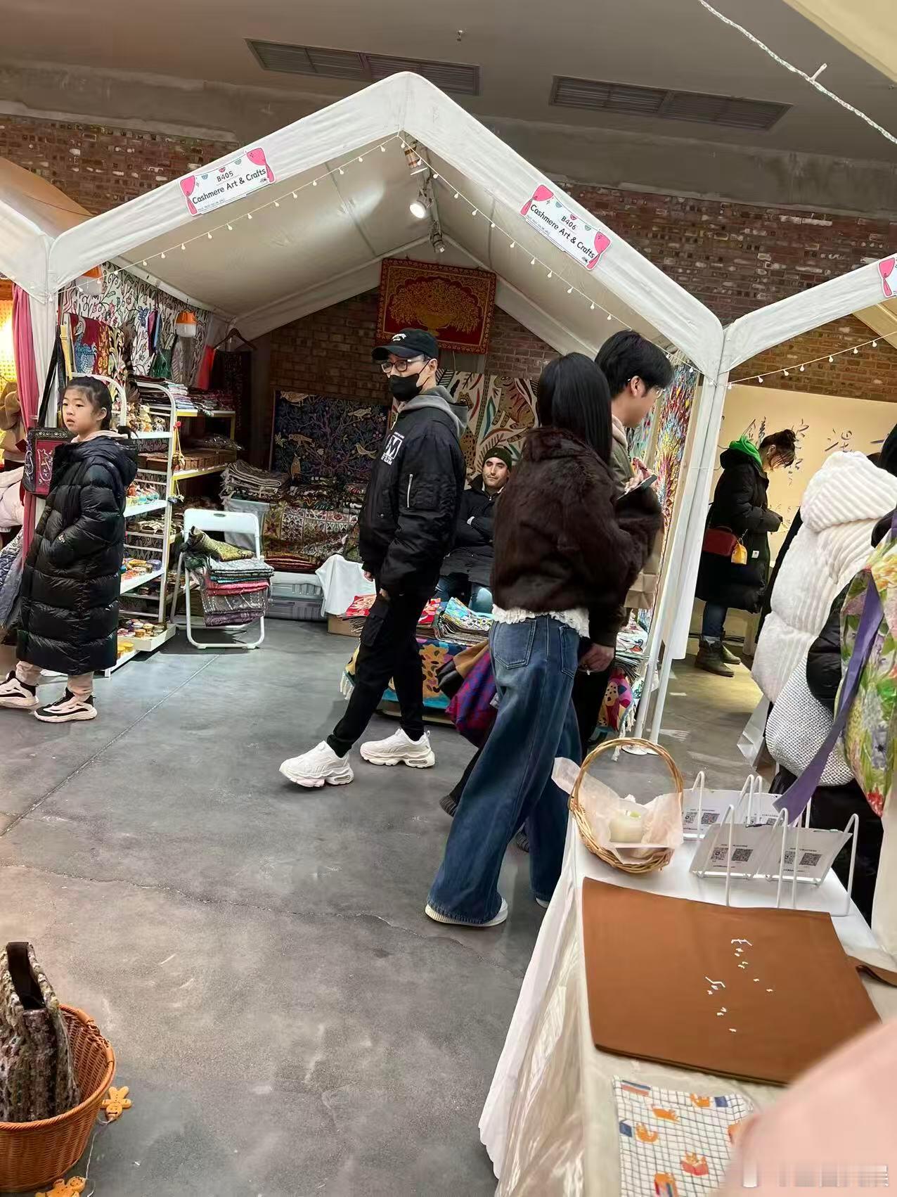 汪峰带女儿醒醒逛市集偶遇汪峰带女儿醒醒逛市集 汪峰带女儿醒醒逛市集 