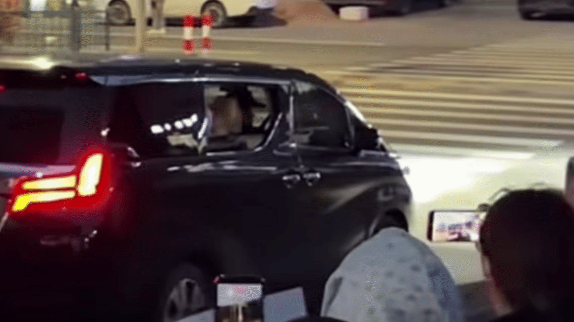 破案了 这个是那种类似电子测速的灯 只要有车经过就会闪 还好不是人为的 但线下的