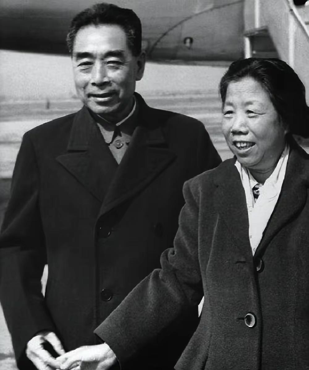 邓颖超死后，换寿衣前，秘书赵炜和工作人员竟一针一线地对破旧的寿衣进行缝补？这一反