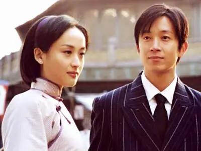 潘粤明演绎的电视剧《红衣坊》是和董洁的定情之作。
它既是优质年代商战剧，更是潘粤