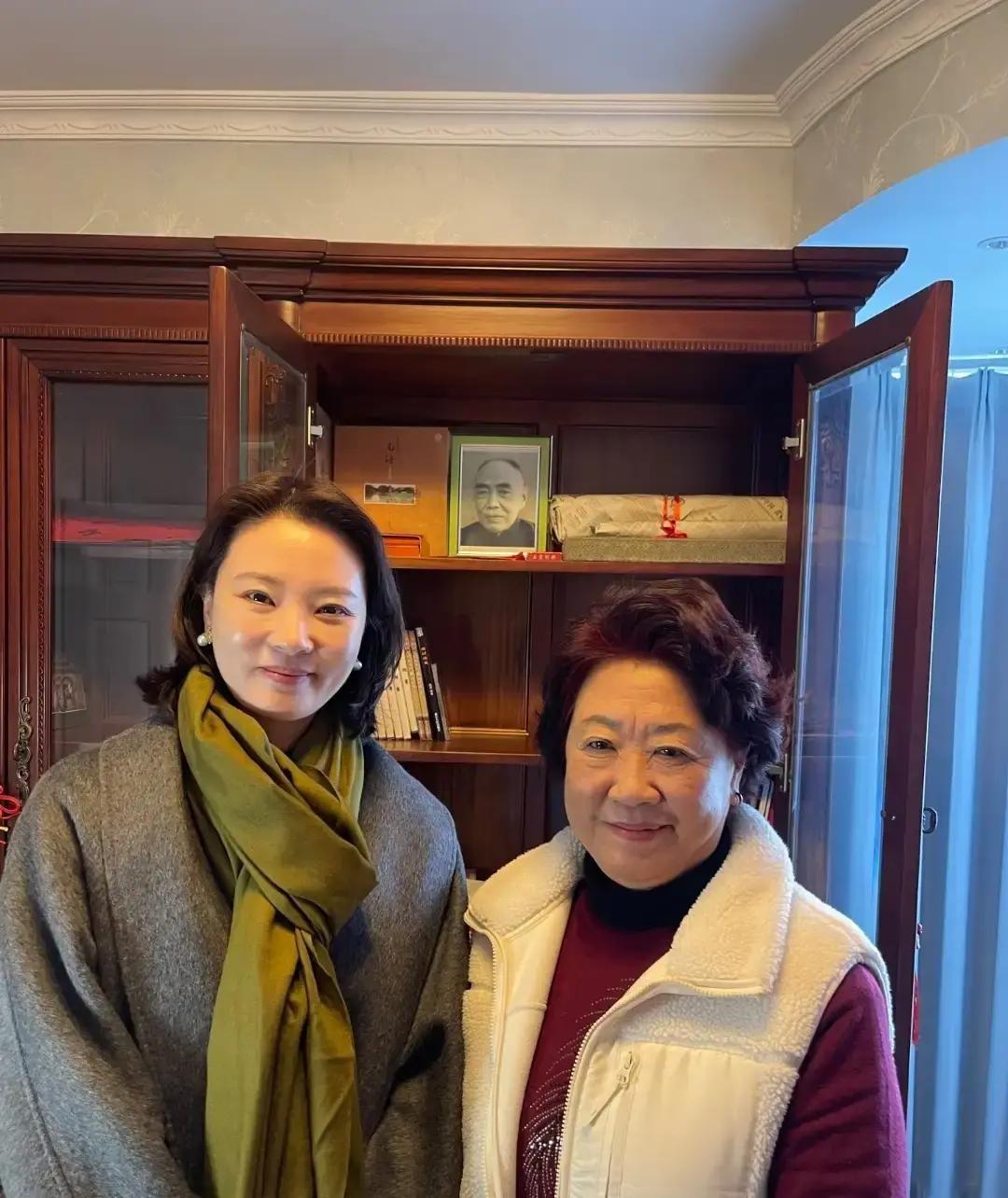 刘芳菲直播聊收藏，随口一句“庞家当年被迫把宝贝卖光”，弹幕瞬间炸锅。
三天后她拎