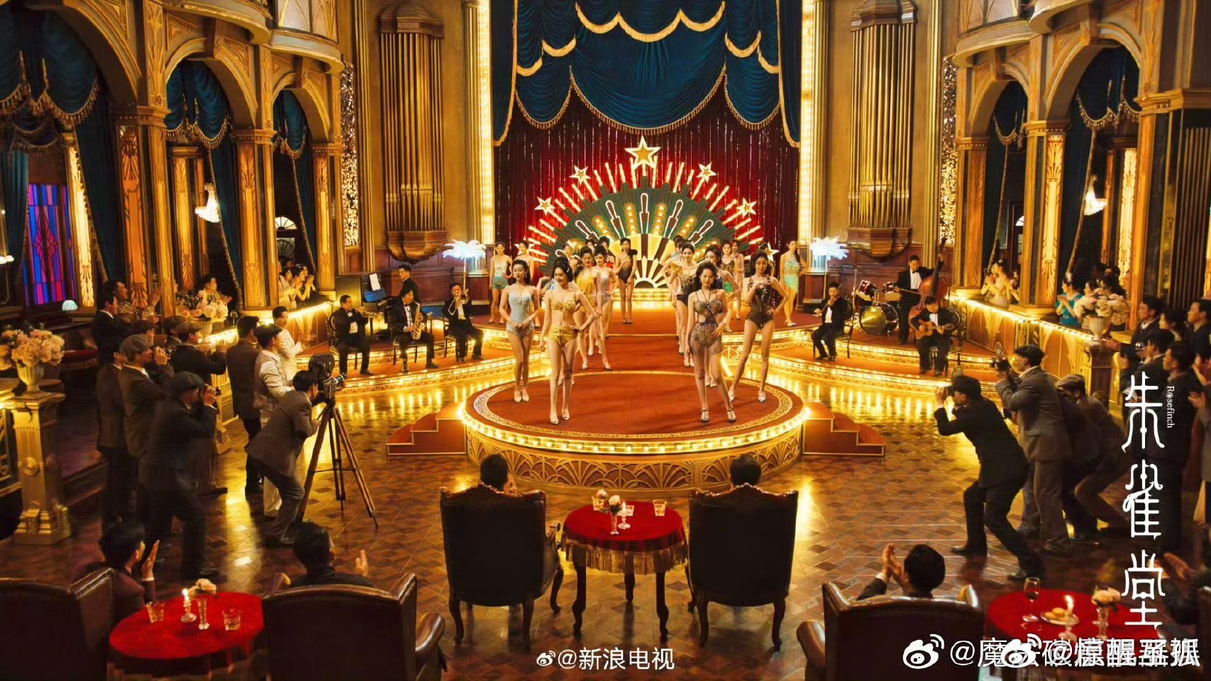 选秀的风还是吹到了民国青砖黛瓦的民国街巷，旗袍与礼帽的身影穿梭其中，看似平静的表