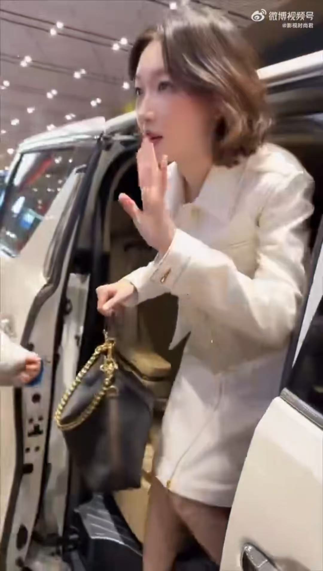 周冬雨被路人夸好美的反应hello时装周 看到周冬雨被夸后的反应直接被她圈粉，歪