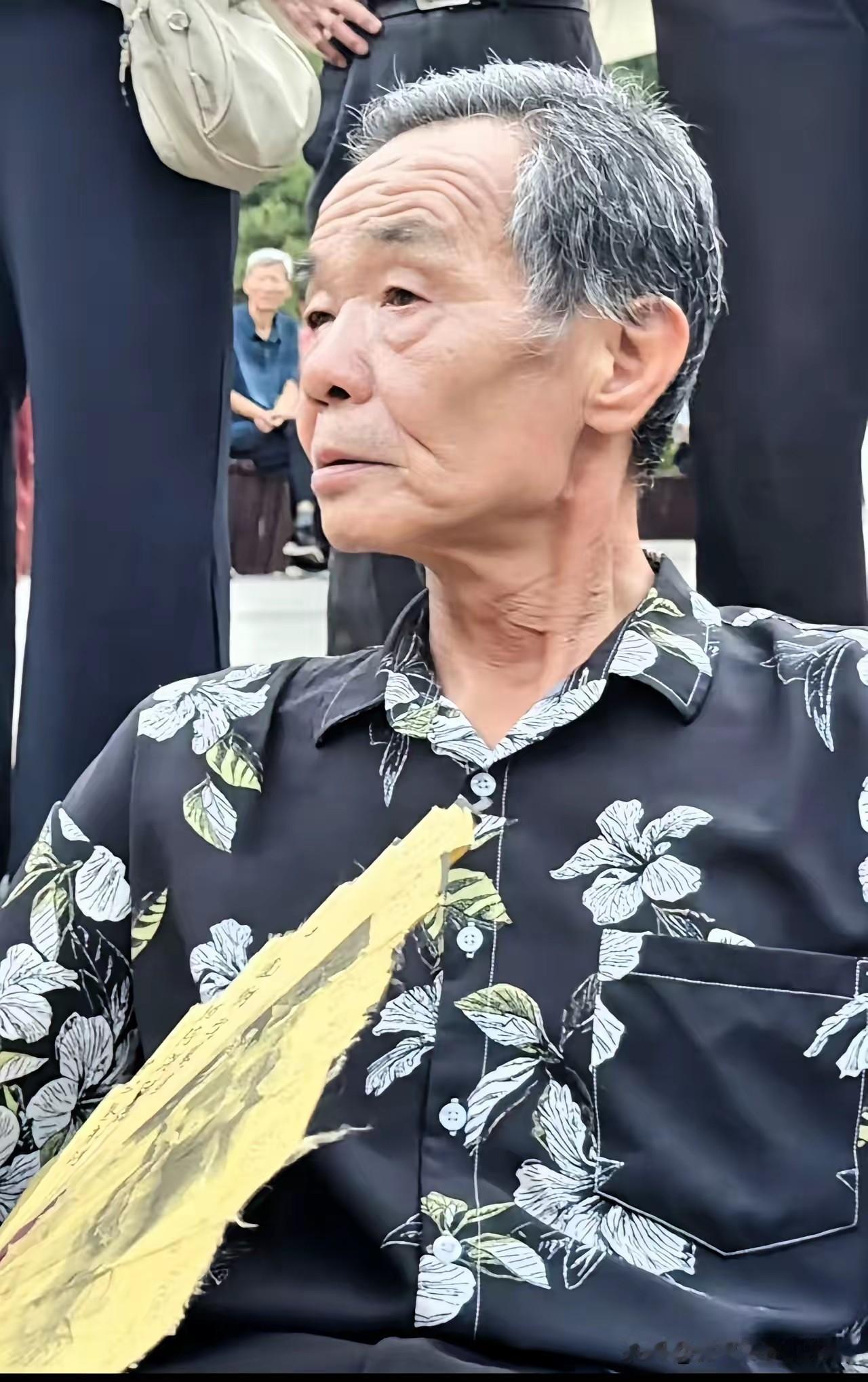 终于扛不住了！轮滑达人王继成在丰益公园展示轮滑交谊舞才42天。相关工作人员找到王