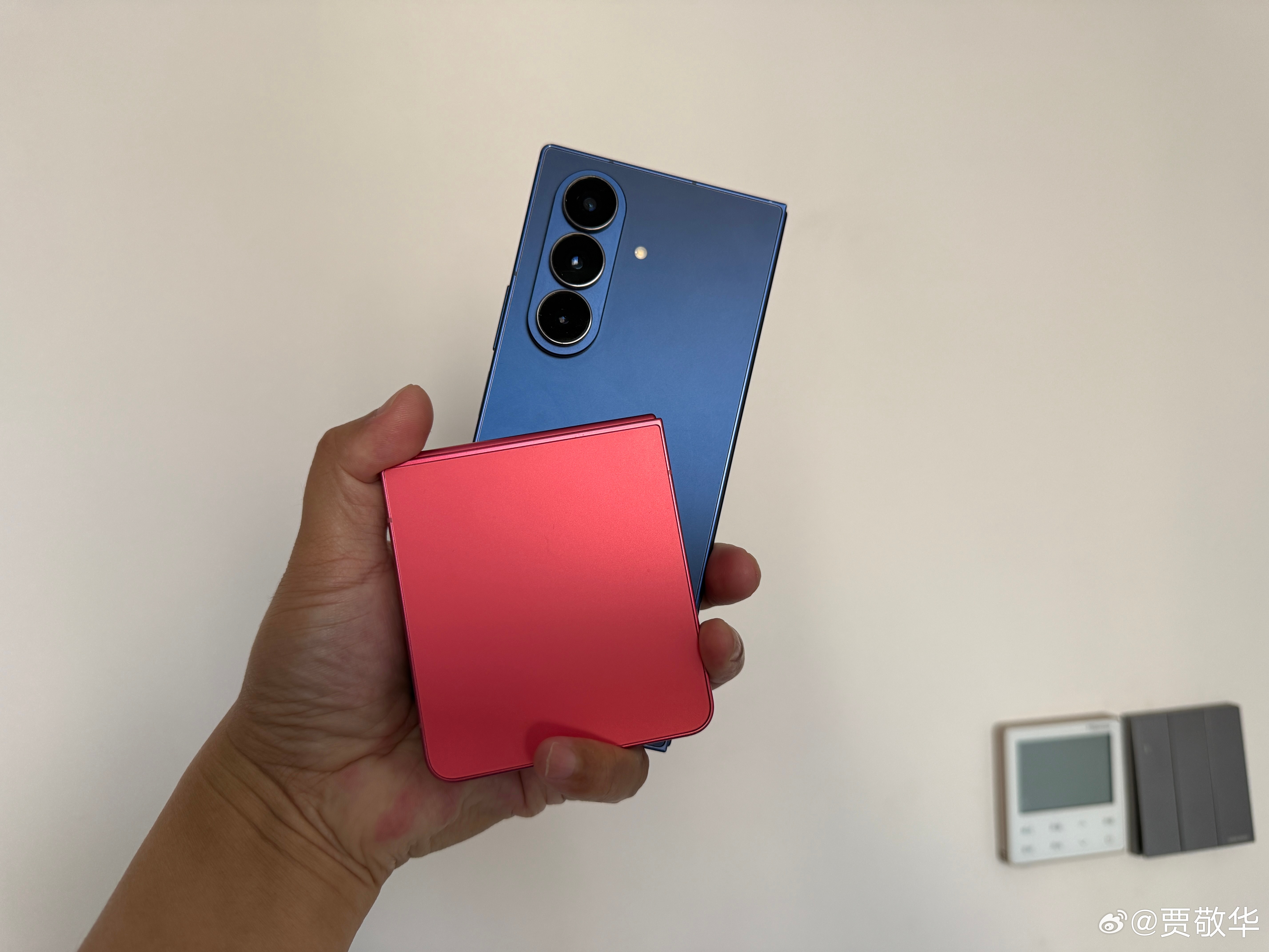 春节前借的折叠屏手机，明天给朋友寄回去。可是，这2台要用啥包装一下才好呢？不然摔