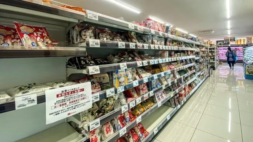 日本多地大米荒持续，政府拒绝投放储备米，大阪八成零售店断货，东京不少超市也短缺，