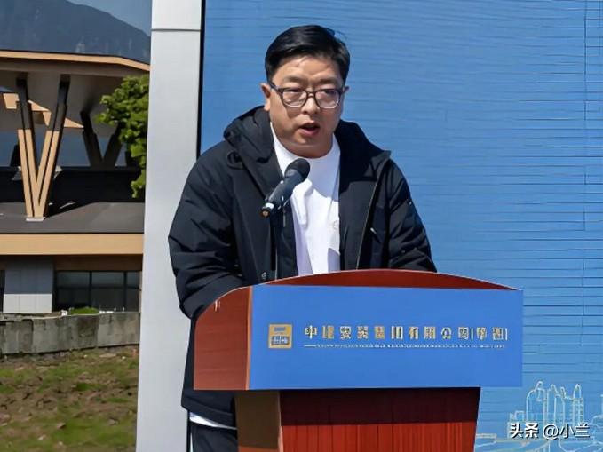 四川省雅安市“80后”廖飞今天上了热搜！他是四川省射洪人，他从2007年参加工作