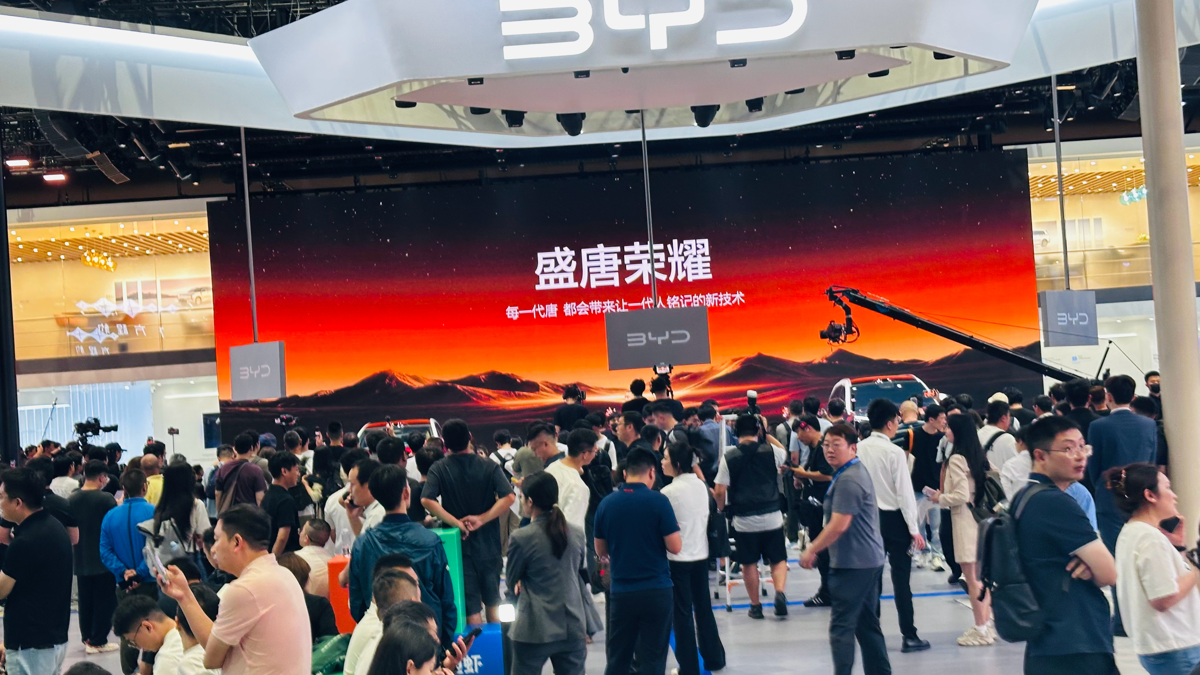 来自比亚迪的大五座旗舰 SUV 第三代唐成都车展首发亮相，并预计今年四季度上市。