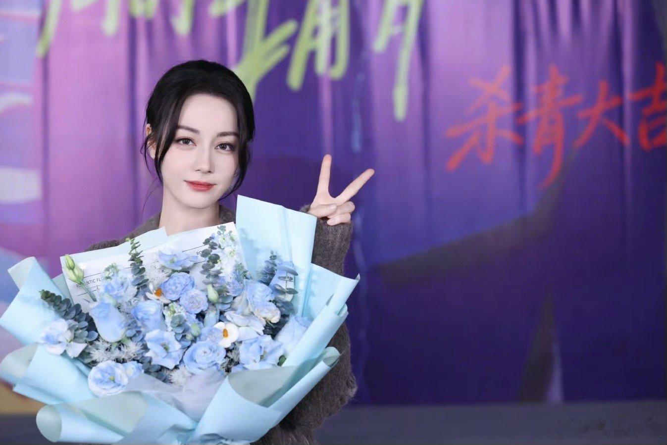 迪丽热巴卫蓝杀青单人照 再次惊叹，杀青照美出了新高度 光影中的侧颜仿佛会讲故事，