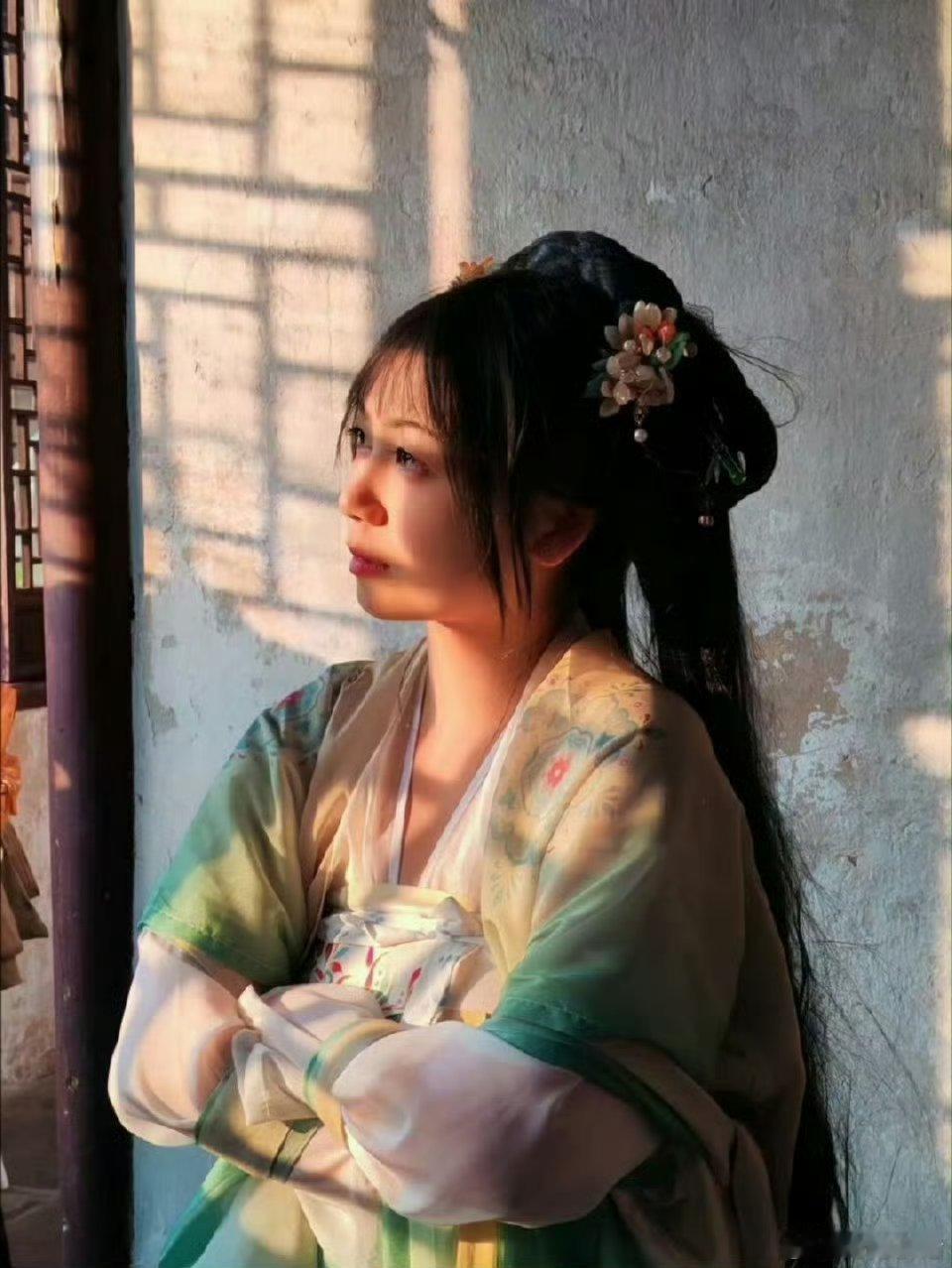 清晨入园，恍惚如跨时空闯入《红楼梦》。恰遇汉服博主化身宝钗，步步生景，忙不迭掏出