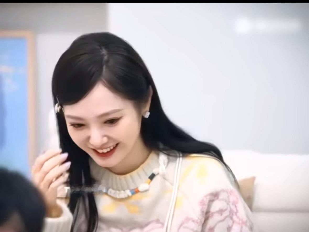 半熟恋人5女嘉宾撞脸唐嫣眉眼气质格外相似，同款大眼甜妹长相，果然高颜值总有共通点