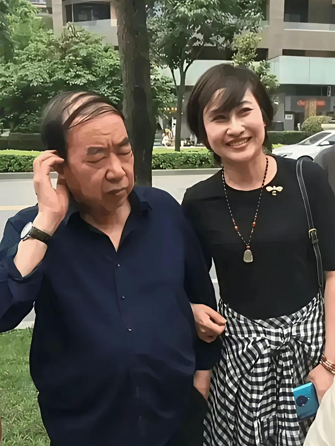 1996年，作家贾平凹和小27岁的护士郭梅结婚。当时贾平凹以乡土小说闻名，刚写完