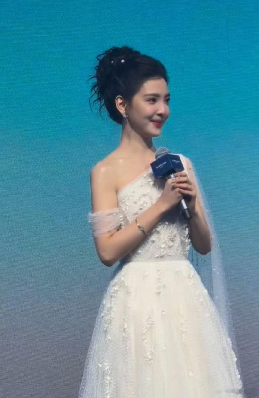 章若楠斜肩白纱长裙 淡颜遇上白纱长裙简直是王炸，长长的裙摆仙气飘飘，完完全全就是