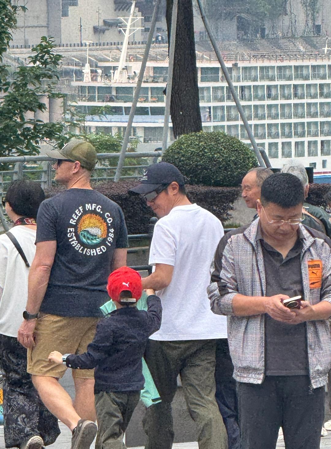 撒贝宁这个洋女婿做得是真到位，带着老婆李白娘家人又到了重庆旅游，被偶遇时，撒贝宁